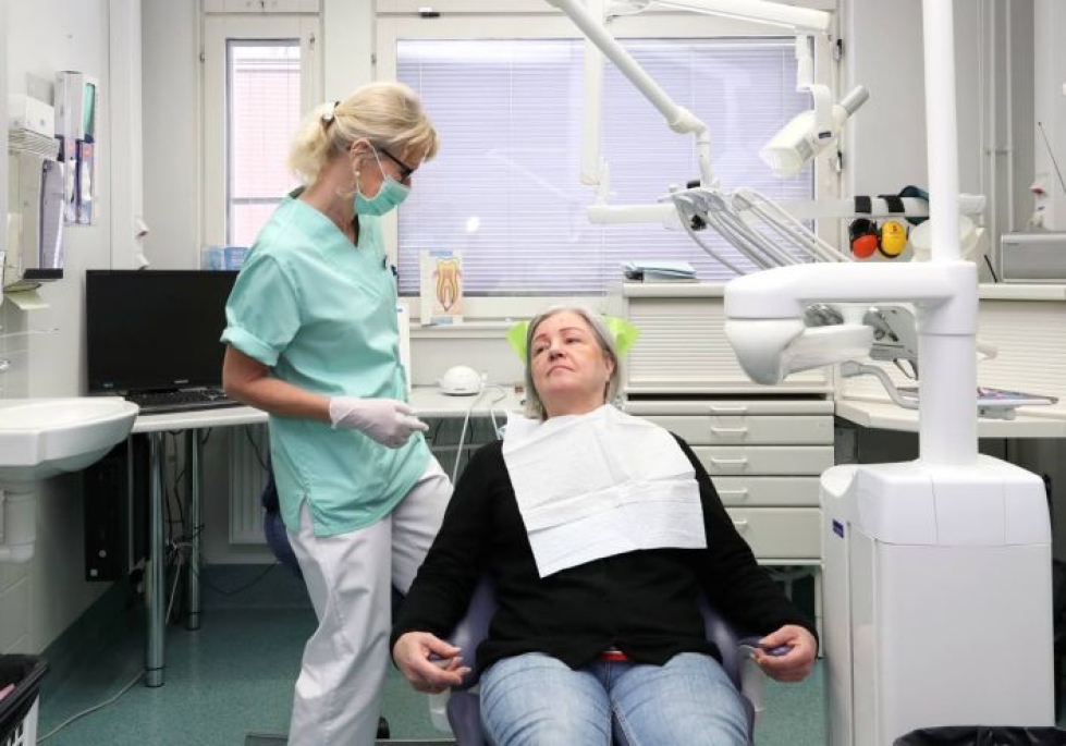 Marjatta Lätti, 59, tuli hammaskiven poistoon Siilaisen hammashoitolaan. Suuhygienisti Sirpa Järvisen mukaan Siun sotessa hammaskiven poistoon voi tulla suoraan suuhygienistille ilman lääkärin lähetettä.