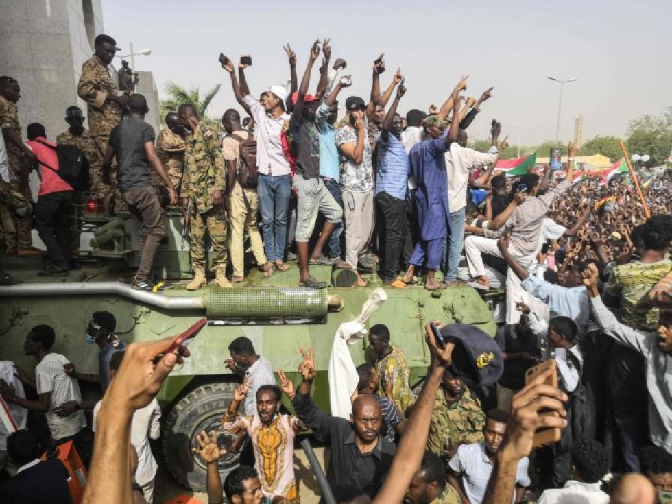Sudanin laajat mielenosoitukset alkoivat alun perin leivän rajun hinnannousun takia joulukuussa. LEHTIKUVA / AFP