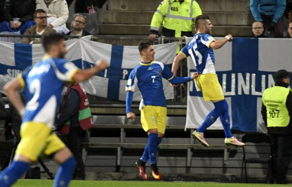 Suomen liput kannnustivat jalkapallomaaottelun isäntiä, mutta Kosovo juhli pelin toisella jaksolla tasoitusmaalia. LEHTIKUVA / JUSSI NUKARI