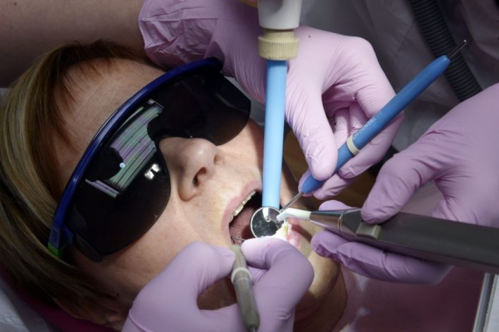 THL:n raportin mukaan hammaslääkärikäynnit vähenivät maalis-syyskuussa koko maassa 1,3 miljoonalla käynnillä viime vuoden vastaavasta ajasta. LEHTIKUVA / KIMMO MÄNTYLÄ