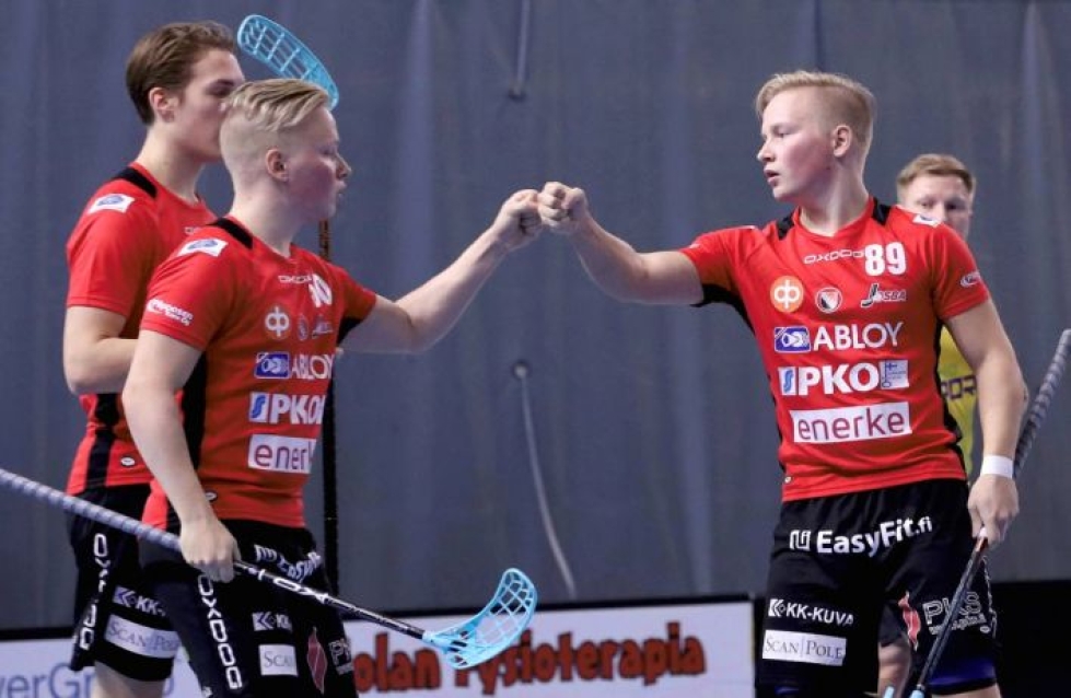 Kaksoset Eetu ja Juuso Lehtiniemi (oik.) siirtyivät täksi kaudeksi Kiteen Pallon riveihin Josban Divari-joukkueesta.