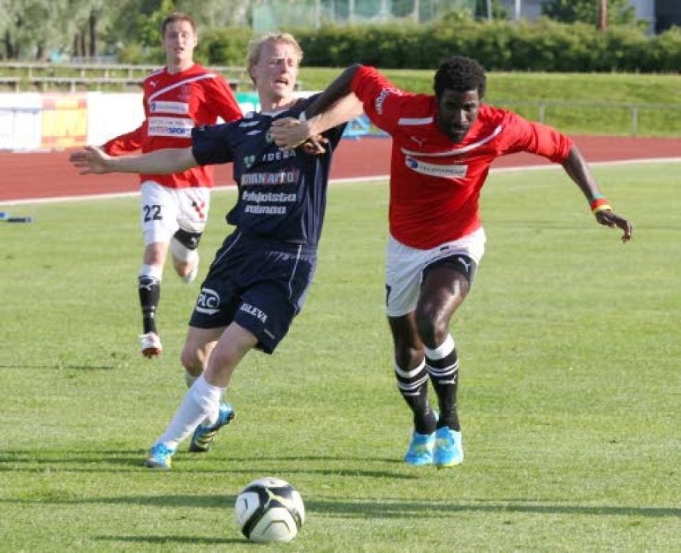 Jipon kamerunilaiskärki Pierre Koko´o karkaa AC Oulun puolustukselta.