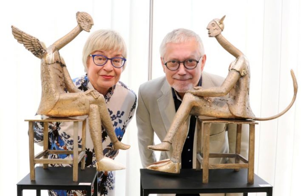 Irja Puhakka-Myller ja Veikko Myller esittelevät tuoreimpia teoksiaan Lieksan näyttelyssä.