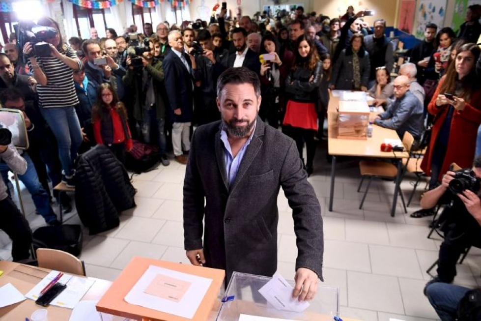 Äärioikeiston Vox-puolue on kyselyn mukaan Espanjan parlamenttivaalien menestyjä. Sen johtaja Santiago Abascal äänesti Madridissa. LEHTIKUVA/AFP