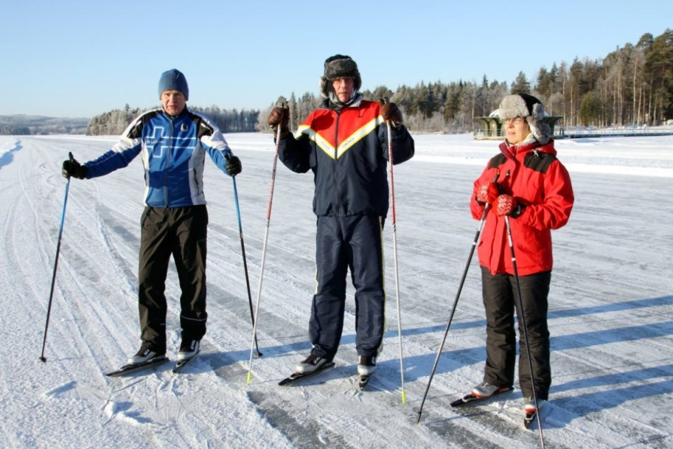 Kolmen kilometrin mittaista rataa kiertämässä Jorma Piironen (vas.), Matti Asikainen ja Kaisu Asikainen.