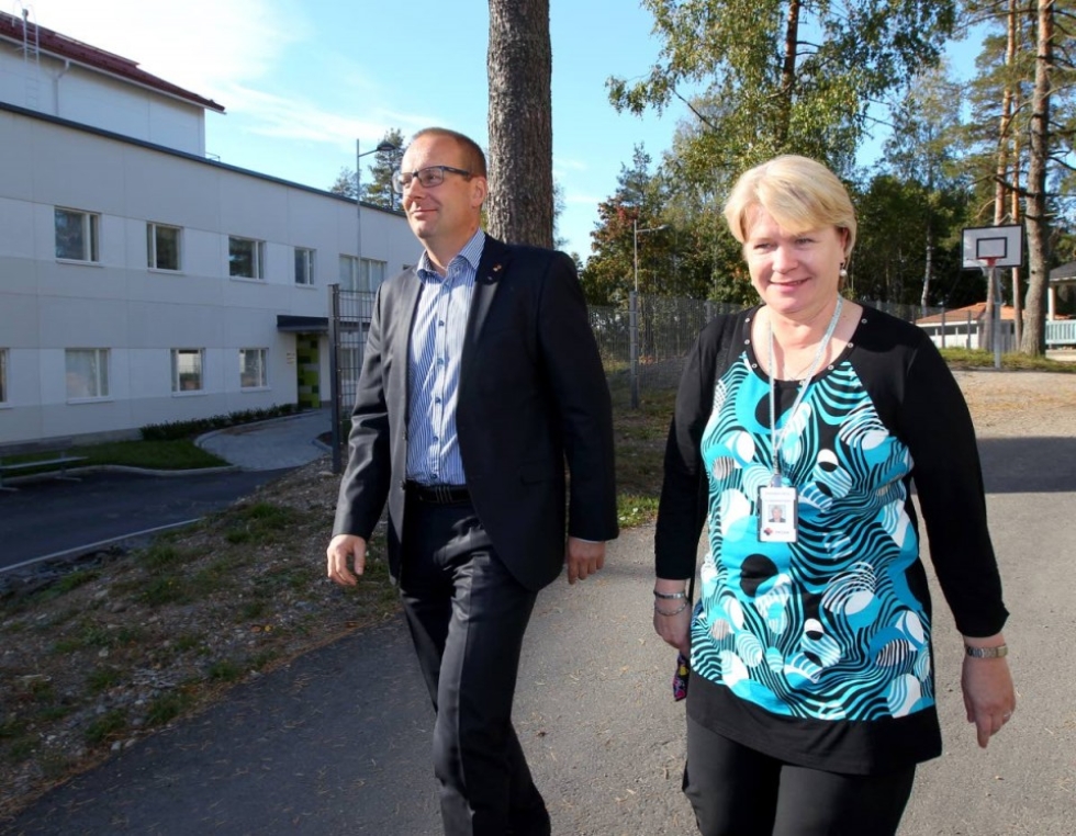Jarkko Eloranta tutustui keskussairaalan alueeseen sairaanhoitopiirin JHL:läisten puheenjohtajan Tarja Kareisen opastuksella.