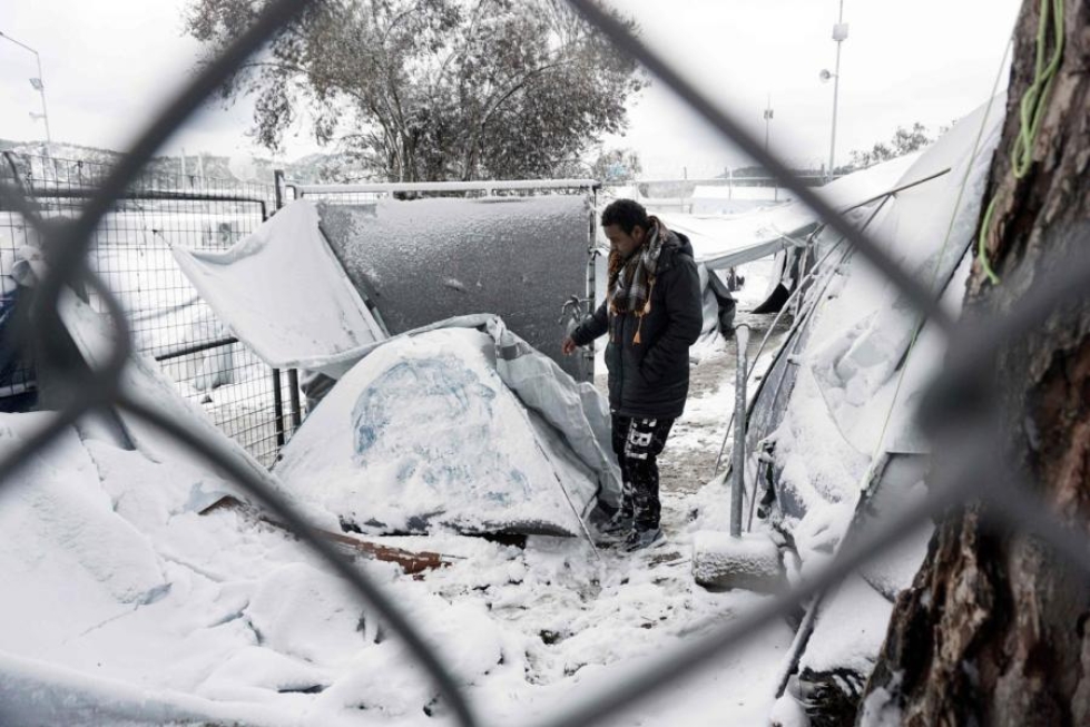 Kreikan pakolaisleirillä teltat ovat peittyneet lumesta. Kuva Lesboksen saarelta, jossa satoi eilen runsaasti. LEHTIKUVA/AFP