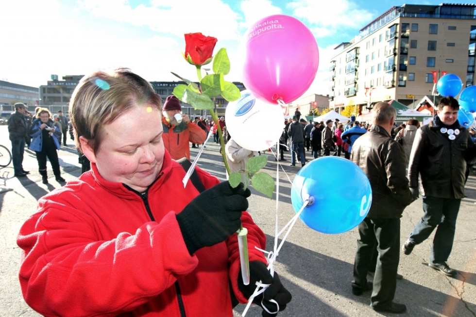 Vaalikampanjointi kiivastuu vaalien alla. Lauantain kampanjatunnelmissa Joensuun torilla Tuija Maljanen.