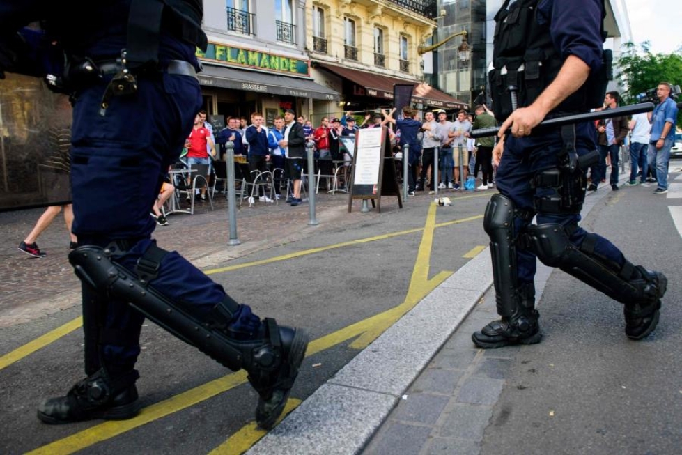 Ranskan mellakkapoliisia on tarvittu rauhoittamaan huligaanien yhteenottoja Jalkapallon EM-kisojen yhteydessä. Venäjän ja Englannin väliseen otteluun liittyneissä kahakoissa loukkaantui 35 ihmistä. LEHTIKUVA/AFP