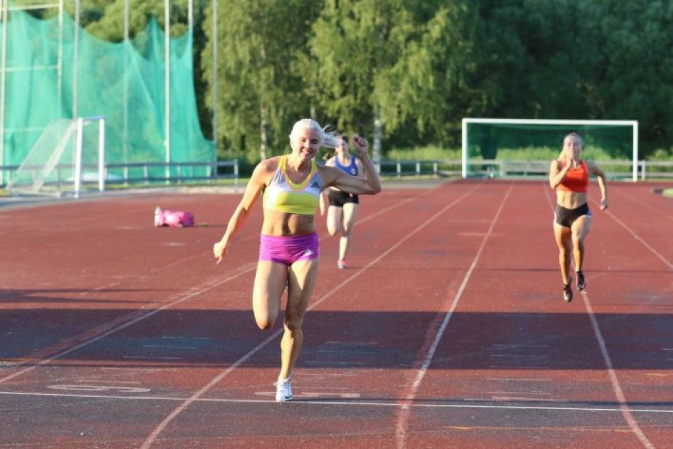 Hertta Heikkinen vei nimiinsä 200 metrin juoksun Lieksan Urheilijoiden 90-vuotisjuhlakilpailuissa.