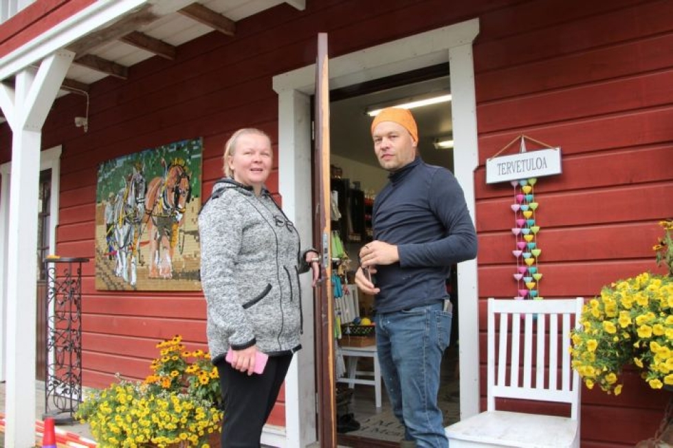 Piia ja Markku Soininen tilan tuotteita myyvän puotinsa ovella Hammaslahdessa.