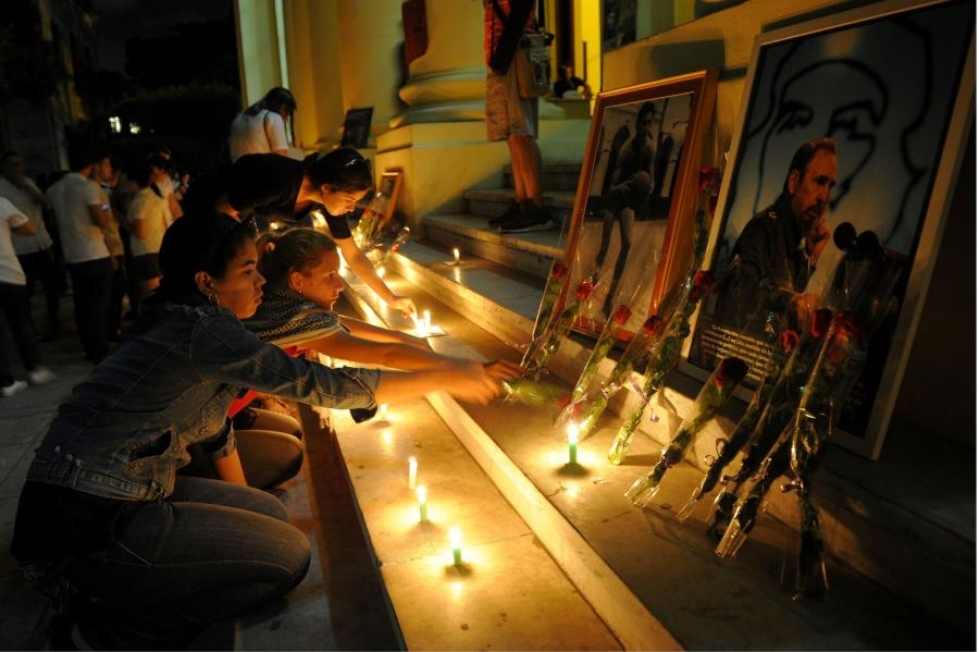 Opiskelijat kunnioittavat edesmennyttä Fidel Castroa kynttilöin Havannassa Kuubassa. LEHTIKUVA/AFP