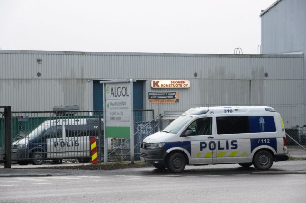 Naamioitunut joukko tunkeutui maanantaina Algol-yhtiön kemikaalivarastoon Espoossa. Helsingin käräjäoikeus vangitsi torstaina kaksi ihmistä hyökkäykseen liittyen. LEHTIKUVA / MIKKO STIG