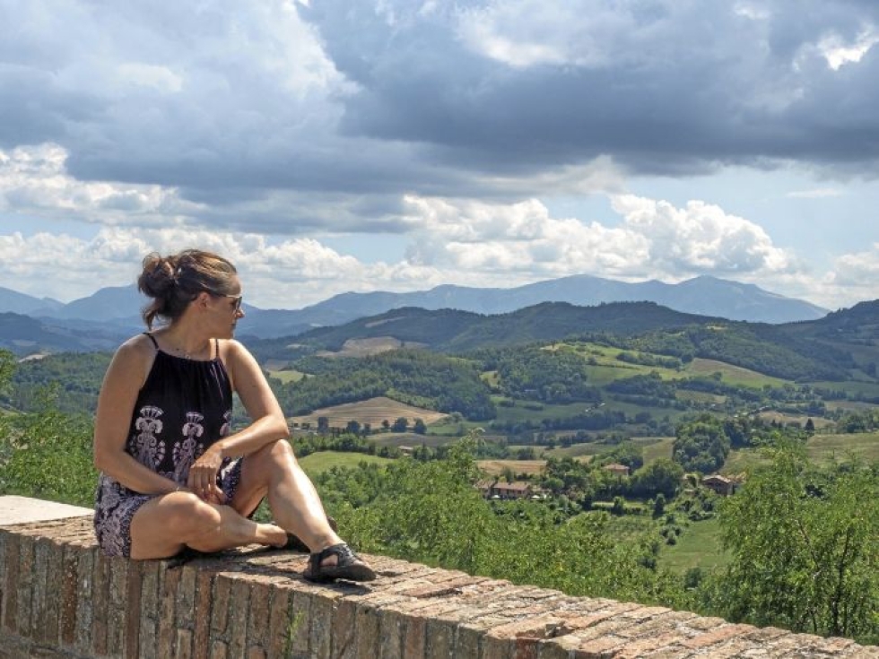 Kuva on Urbinosta, Italiasta. Annika Palmujoki kertoo, että Urbinossa on muureilla rajattu renessanssiaikainen keskusta, joka on listattu Unescon maailmanperintökohteeksi. 