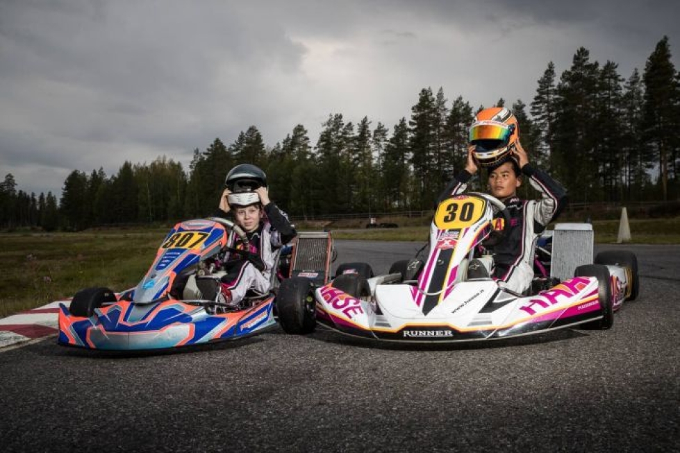 JoeUA:n Marcus Hyökki (vas.) ja Niko Sinkkonen ajavat MM-kisoissa kartingautoilla, jotka kulkevat parhaimmillaan 120 kilometriä tunnissa.