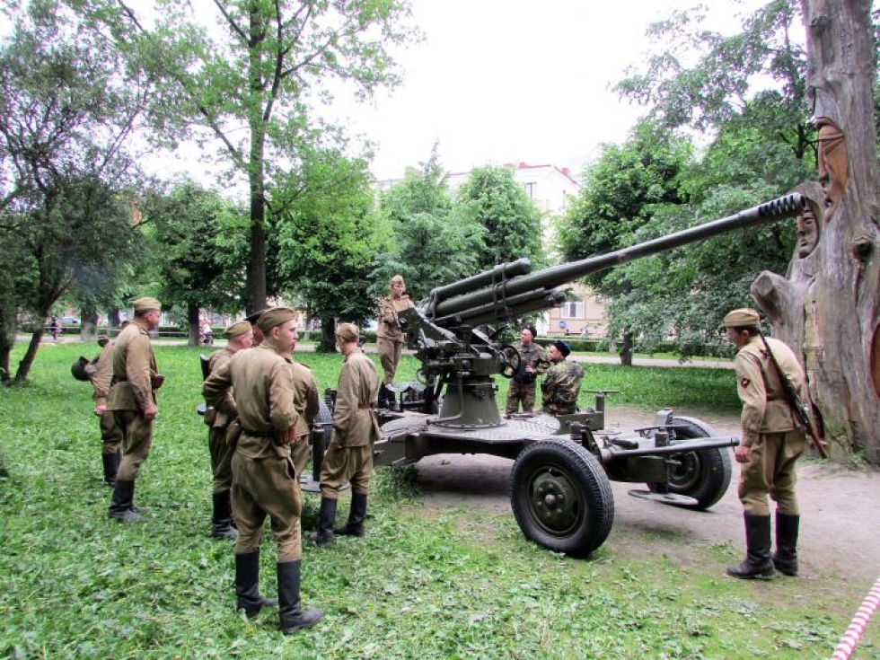 Puna-armeijan tykistö on palannut Viipurin Torkkelinpuistoon  75 vuoden tauon jälkeen.