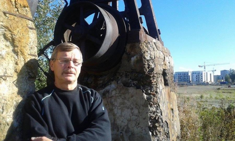 Ylipalomiehen virasta eläkkeellä oleva Eero Bogdanoff muisteli Penttilän sahapaloa muutama vuosi sitten tapahtumapaikalla.