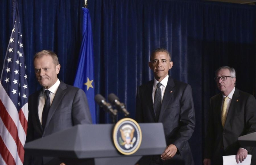 Eurooppa-neuvoston puheenjohtaja Donald Tusk (vas.), USA:n presidentti Barack Obama ja EU-komission puheenjohtaja Jean-Claude Juncker pitivät yhdessä tiedotustilaisuuden. LEHTIKUVA / AFP
