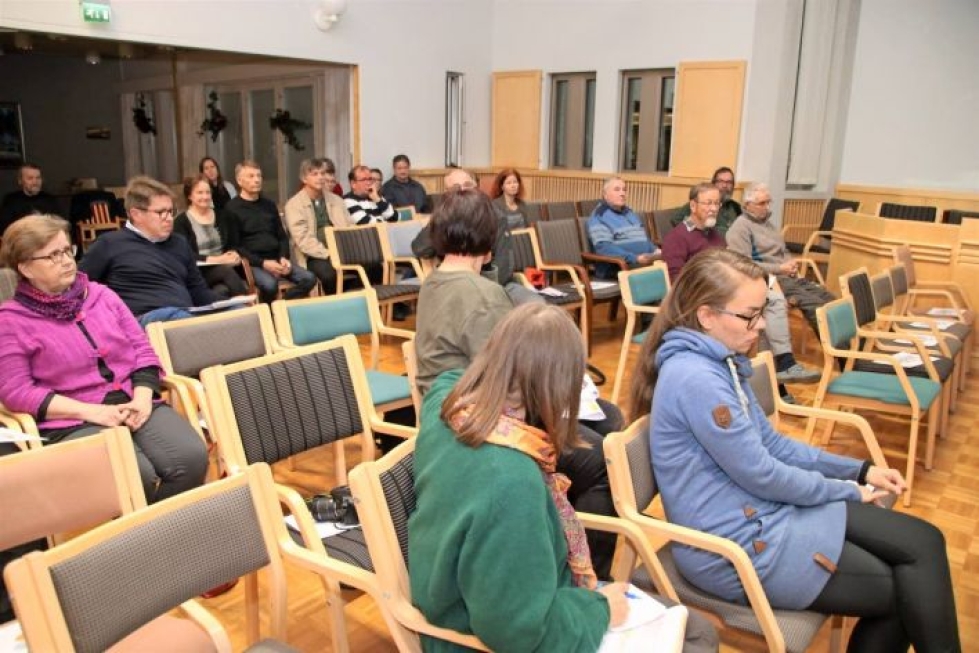 Kiteen kaupungin kumppanuuspöytä houkutteli Kesälahdella paikalle yli 30 henkeä. Puhetta riitti muun muassa koulusta ja Sovintolasta.