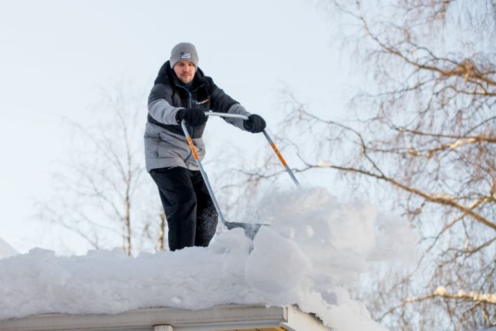 Kiekko-Poikien valmentaja Simo Karjalainen pudotteli lumia talonsa katolta maanantaina Niinivaaralla.