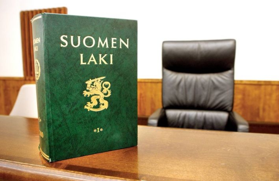 Suomen laki ei voi olla ristiriidassa perustuslain kanssa.