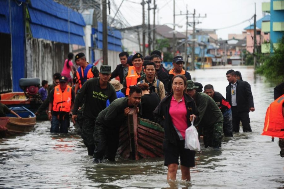 Thaimaan armeija on kiertänyt paikallisten kanssa tutkimassa tulva-alueilla tuhojen laajuutta. LEHTIKUVA/AFP