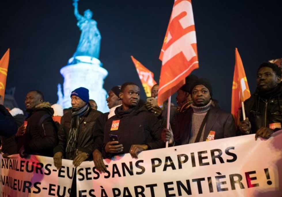 Siirtolaiset osoittivat mieltään Pariisissa kansainvälisenä siirtolaispäivänä tiistaina. YK:n yleiskokous hyväksyi keskiviikkona siirtolaisuusjulistuksen selvällä enemmistöllä. LEHTIKUVA / AFP / ERIC FEFERBERG