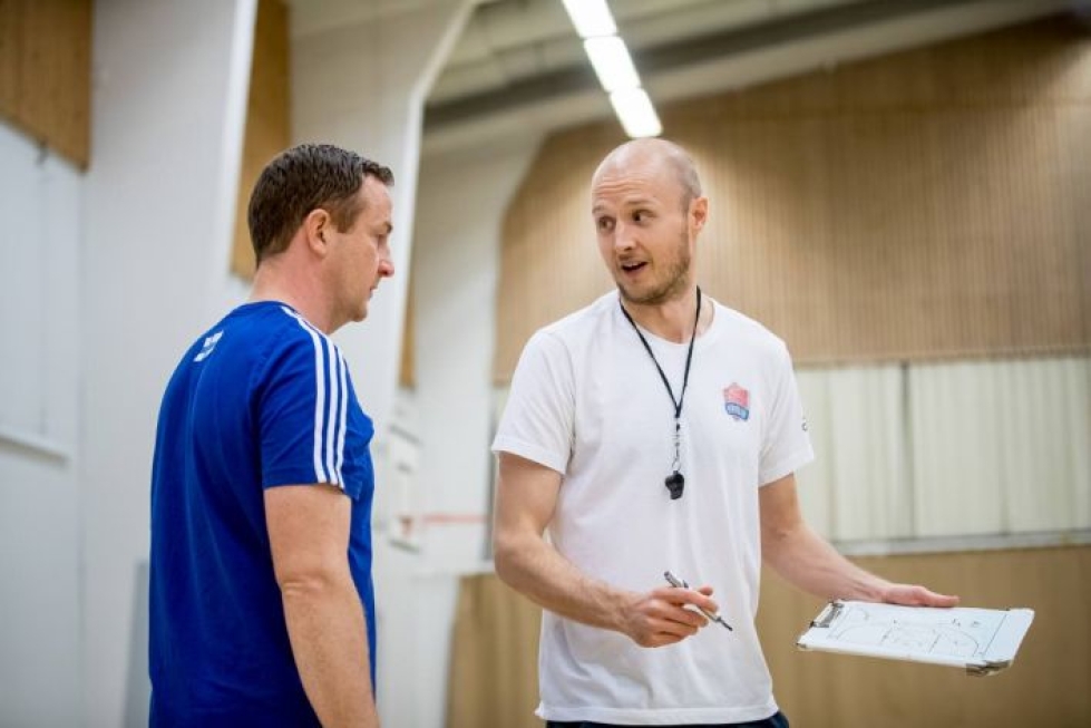 Petri Virtanen (vas.) ja Juha Sten vetivät Katajan yleisölle avoimia harjoituksia urheilutalolla tiistai-iltana.
