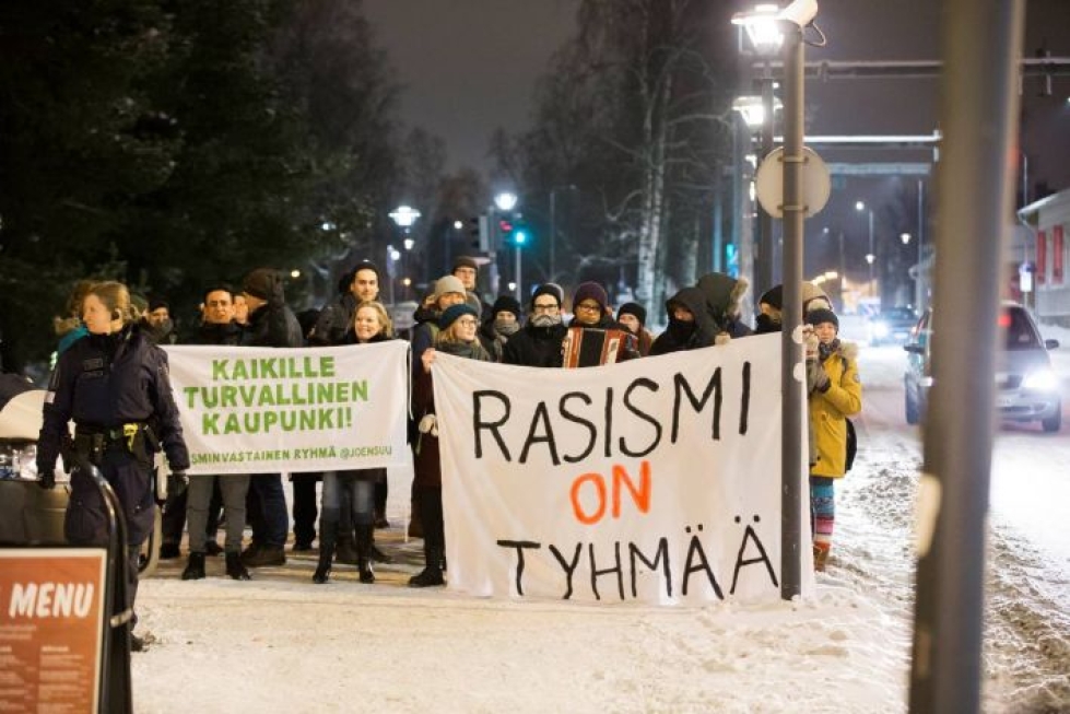 Kuva rasismin vastaisesti mielenosoituksesta Joensuusta talvelta 2016.