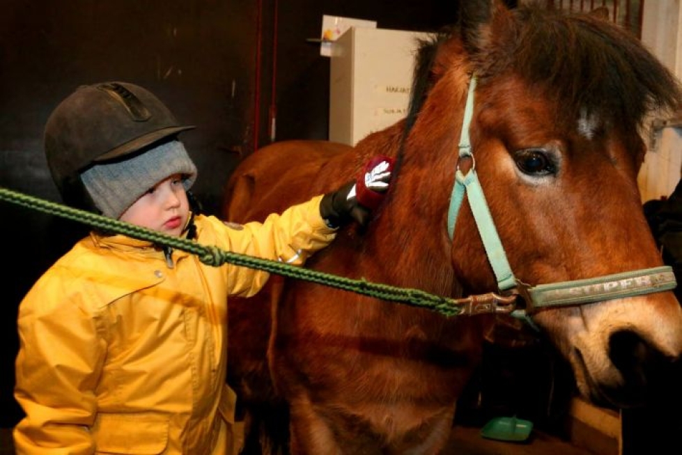 Rasmus Hämäläisen, 6, mielestä Lilli on mukava poni. Hän tietää, että tallissa täytyy käyttäytyä rauhallisesti, koska se on hevosten koti.