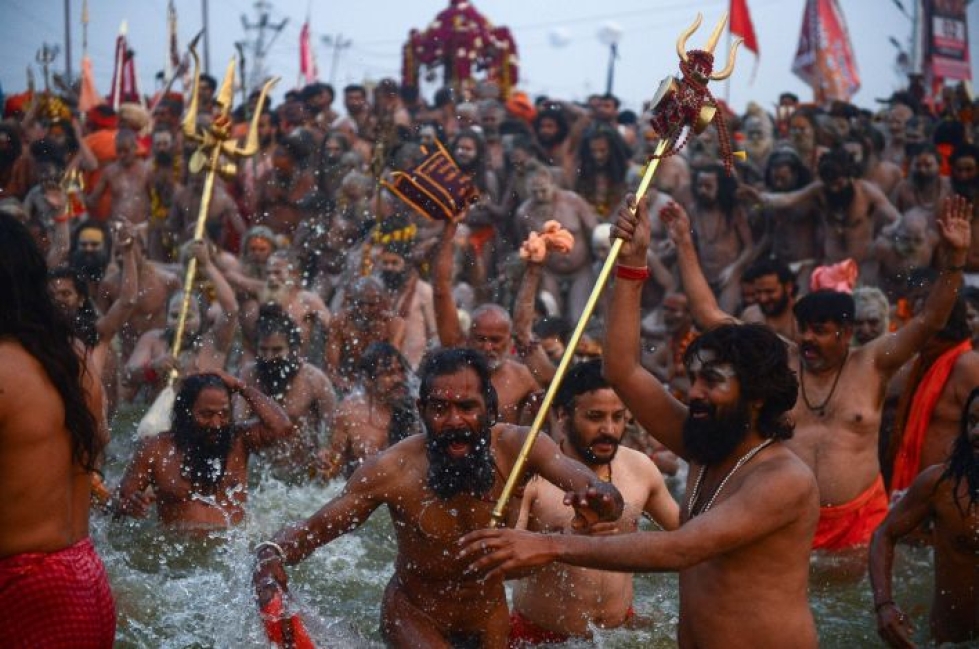 Kylpeminen kuuluu yhtenä rituaalina hindujen kumbh mela -juhlaan, ja sen uskotaan vievän mukanaan menneet synnit. LEHTIKUVA/AFP