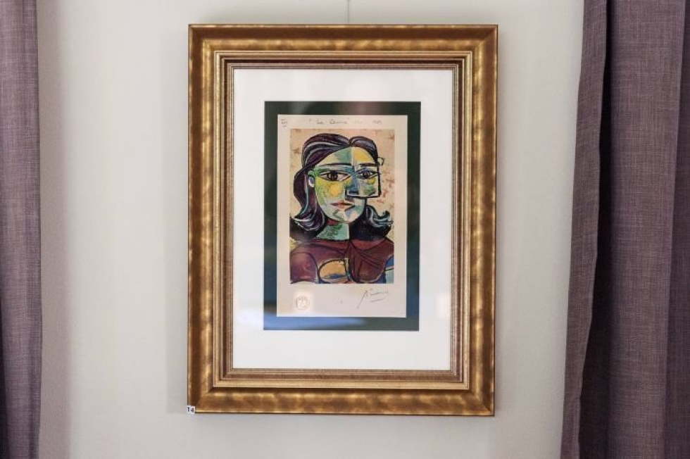 Pablo Picasson ja muiden tunnettujen taiteilijoiden töistä otettuja tulosteita on myyty ympäri Suomen kehystettyinä näyttävästi.