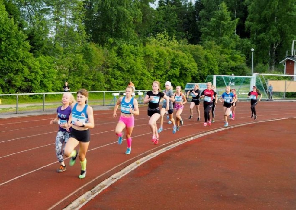 12 -13 -vuotiaiden tyttöjen päätöslajin, 800 metrin kärjessä ovat kisan alussa Nella Voutilainen ja Aino Kiiskinen perässään Iiris Voutilainen.