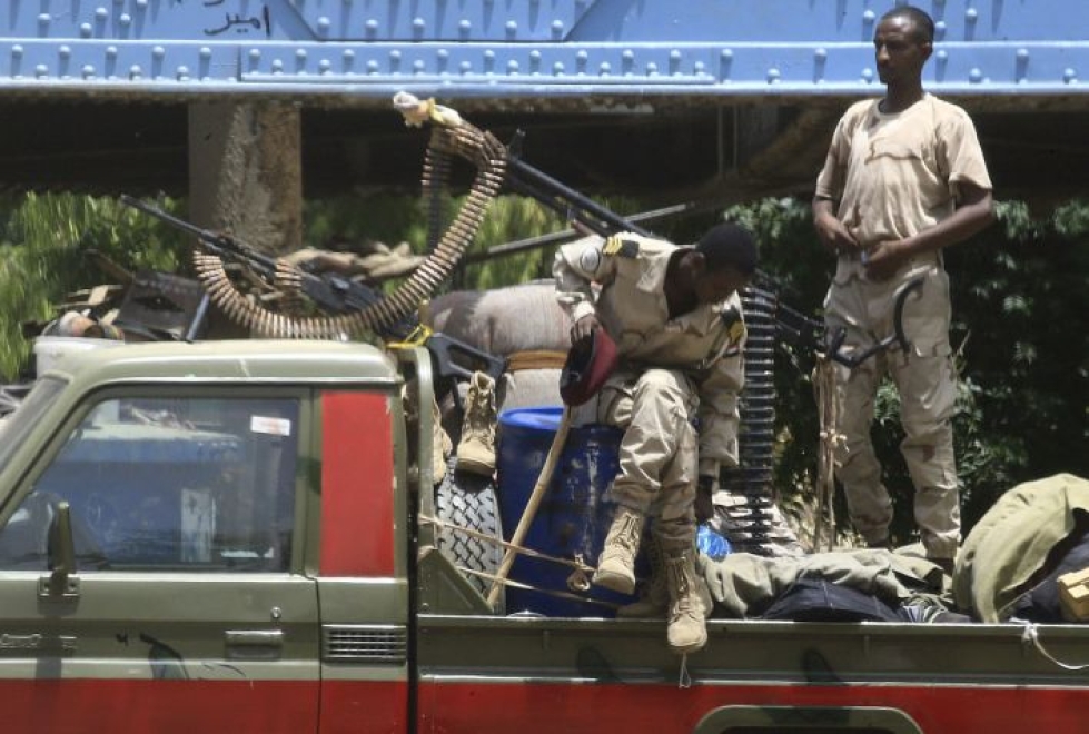 Sudanin armeijan erikoisjoukot hajottivat viime viikolla väkivalloin viikkoja jatkuneen istumamielenosoituksen armeijan päämajan edustalla pääkaupunki Khartumissa. LEHTIKUVA/AFP