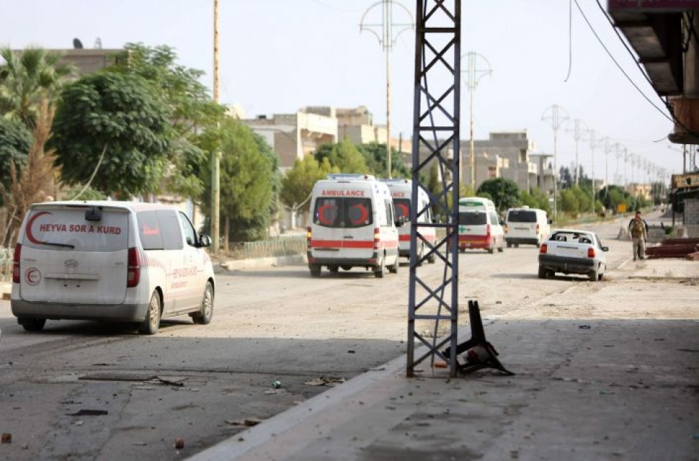 Ambulansseista ja muista ajoneuvoista koostuva saattue evakuoi Ras al-Ainin rajakaupungista eilen taistelijoita ja siviilejä. LEHTIKUVA/AFP