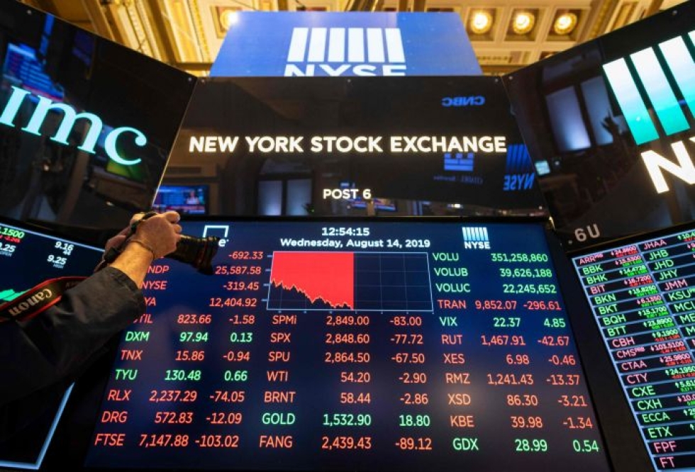 Wall Streetin pörssikurssit laskivat jyrkästi keskiviikkona, kun kääntynyt korkokäyrä vahvisti pelkoa lähestyvästä taantumasta.