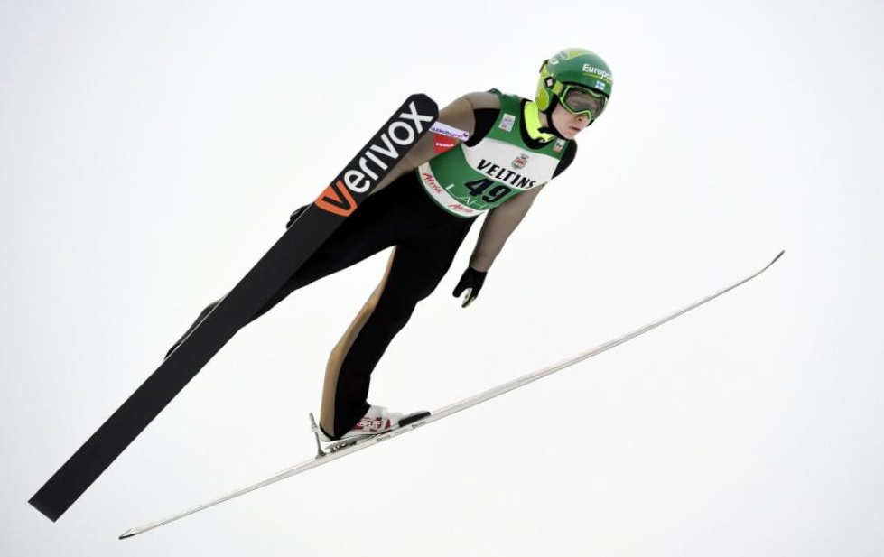 Eero Hirvonen hyppäsi 123 metriä yhdistetyn maailmancupin kilpailussa Italian Val di Fiemmessä. LEHTIKUVA / Heikki Saukkomaa