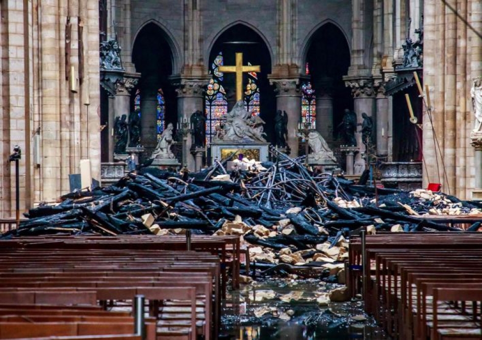 Näkymä kirkon sisältä oli lohduton palon jäljiltä. LEHTIKUVA/AFP