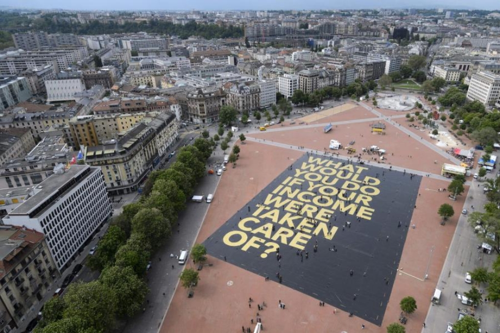 Geneven Plainpalaisin aukiolla on tiettävästi maailman suurin juliste. Sen teksti kysyy, mitä tekisit, jos saisit joka tapauksessa tarvitsemasi tulot. Kysymys liittyy Sveitsin kansanäänestykseen perustulosta. LEHTIKUVA/AFP