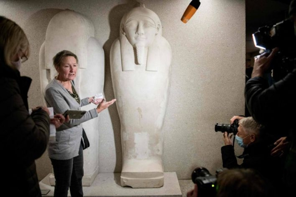Museonjohtaja Friederike Seyfried esitteli öljyisen nesteen jättämää tahraa keskiviikkona Berliinin Neues Museumin egyptiläisellä osastolla.