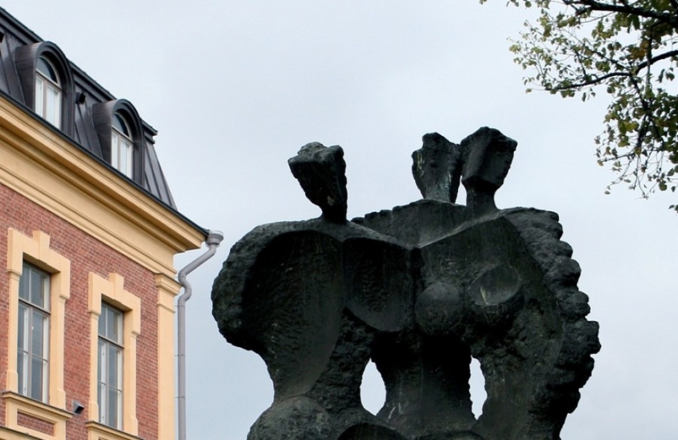 Maiju Lassilan muistopatsas Kolmijakoinen muusa sai uuden sijoituspaikan taidemuseon pihasta. 