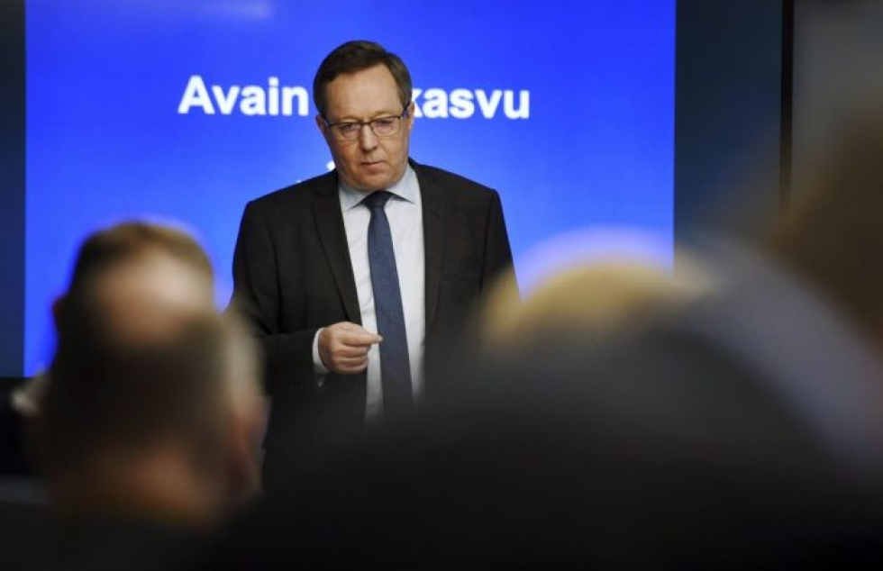 Elinkeinoministeri Mika LIntilän mukan koronavirksen vaikutuksia maailmantalouteen ja Suomeen on vaikea ennustaa.