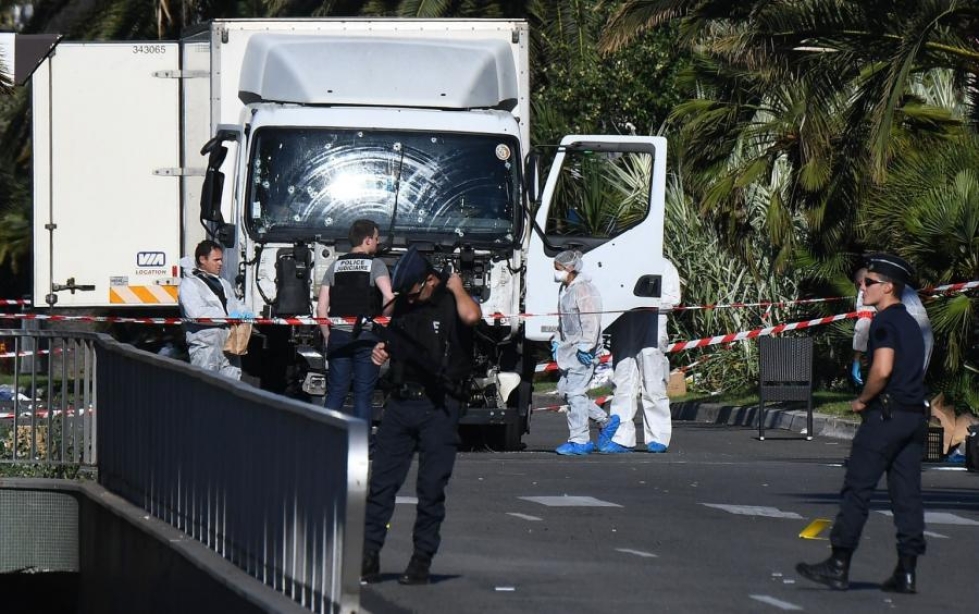 Viranomaiset etsivät todisteita kuorma-autosta, jolla hyökkääjä surmasi eilen kymmeniä ihmisiä Nizzassa. Mies ajoi ihmisjoukon yli, kun he olivat katsomassa itsenäisyyspäivän ilotulitusta. LEHTIKUVA/AFP