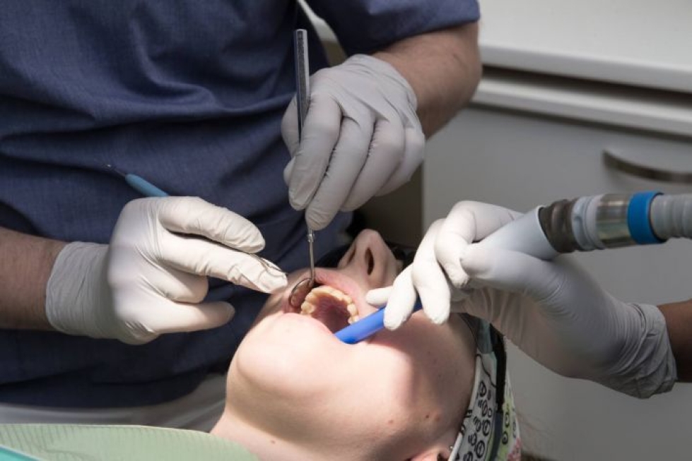 Koronakevät koetteli etenkin yksityisiä hammaslääkäriasemia, sillä kaikki riskiryhmien potilaat jouduttiin perumaan. Kesän myötä yksityiset asemat ovat jo täyteen työn touhuun.