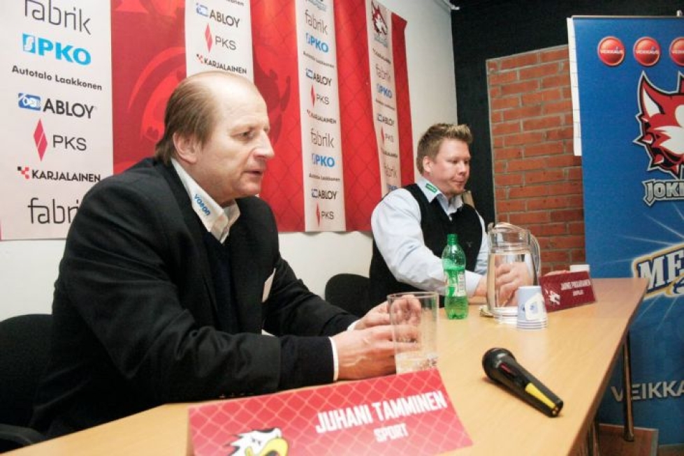 Juhani Tamminen luotsasi Sportia kevään 2009 Mestiksen loppuotteluissa. Jokipoikien valmentajana Jarno Pikkarainen.