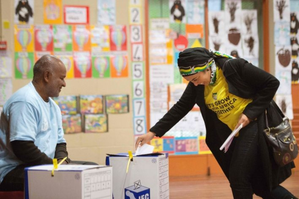 ANC-paitaan pukeutunut nainen äänesti Cape Townissa. LEHTIKUVA/AFP