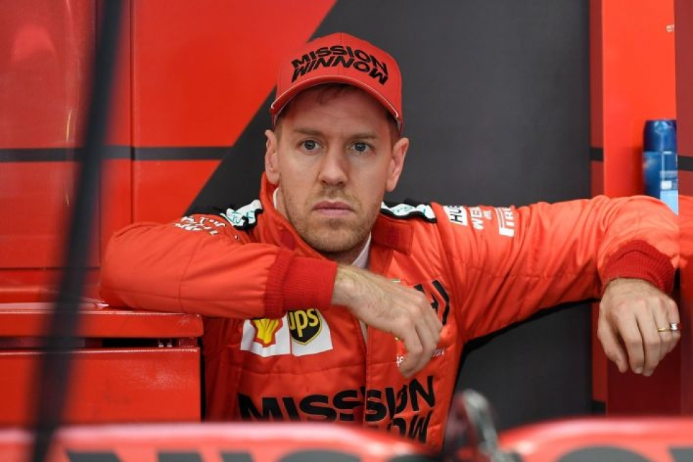 Mercedeksen tallipäällikkö heitti keskiviikkona huhukiukaalle vettä toteamalla, että Mercedes ei ole sulkenut Vetteliltä ovia. LEHTIKUVA/AFP