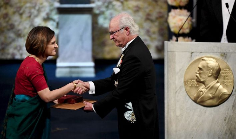 Viime vuonna palkittu Esther Duflo on vasta toinen nainen, jolle on myönnetty talouden Nobel. Palkinnon ojensi kuningas Kaarle Kustaa.  LEHTIKUVA / AFP