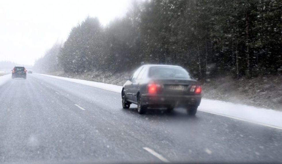 Lumisateet heikentävät ajokeliä monin paikoin Suomessa. Lehtikuva / Heikki Saukkomaa.