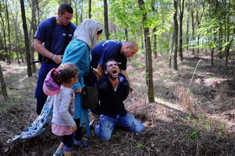 Viranomaiset pidättivät siiirtolaisperheen isän Unkarin Röszkessä lähellä Serbian rajaa elokuun lopulla. LEHTIKUVA/AFP
